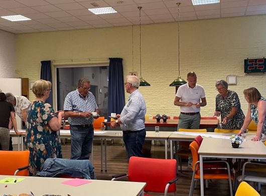 Mensen overleggen aan tafel